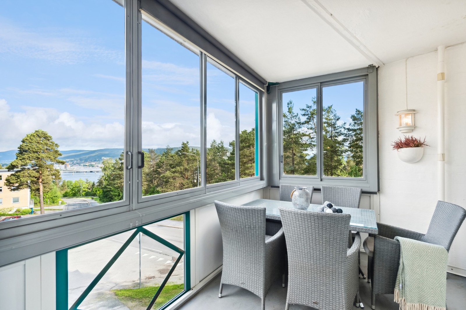 Flott utsikt over nærområdene og fjorden Galleribilde