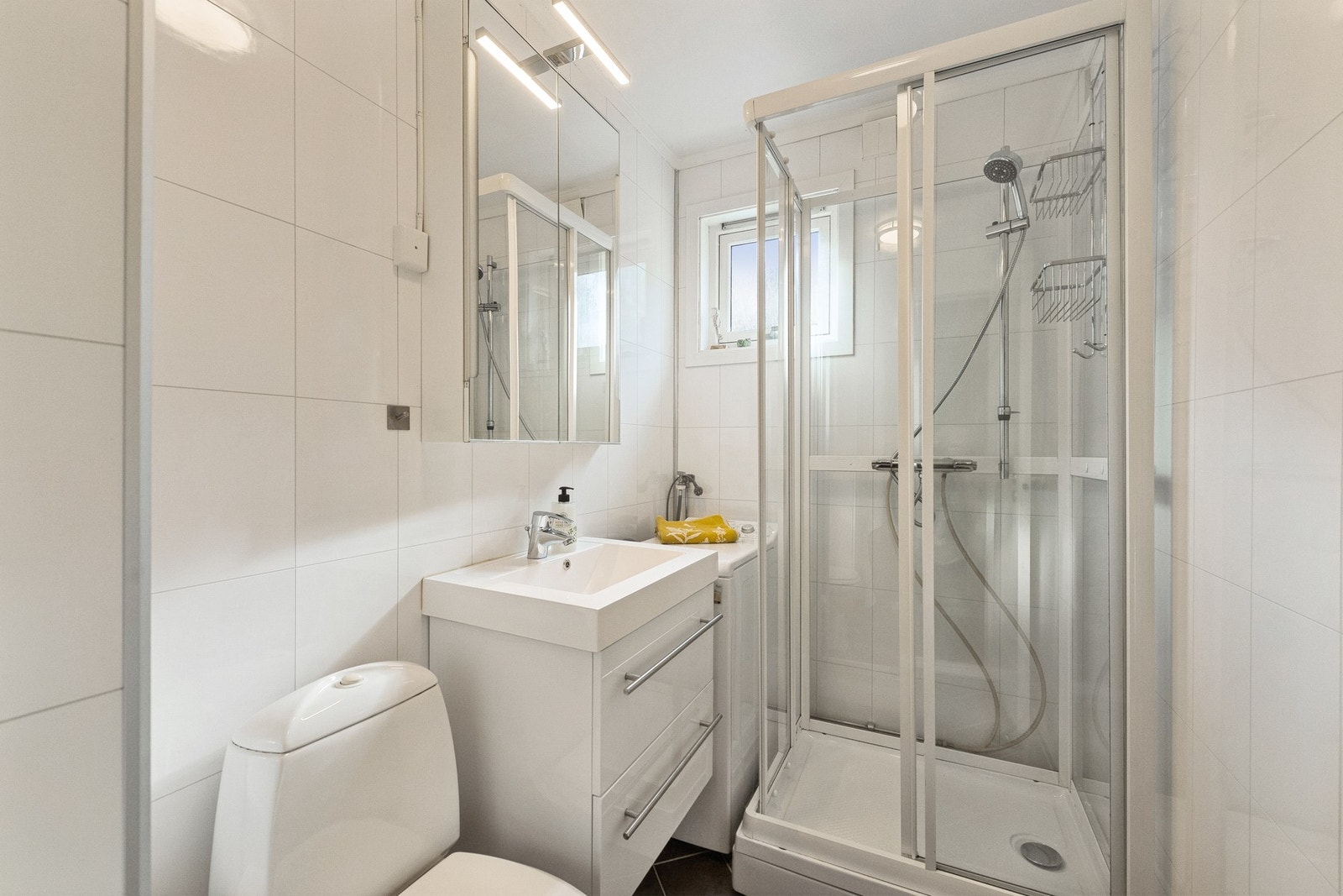 Flislagt bad fra 2015 med gulvvarme. Opplegg for vaskemaskin Galleribilde