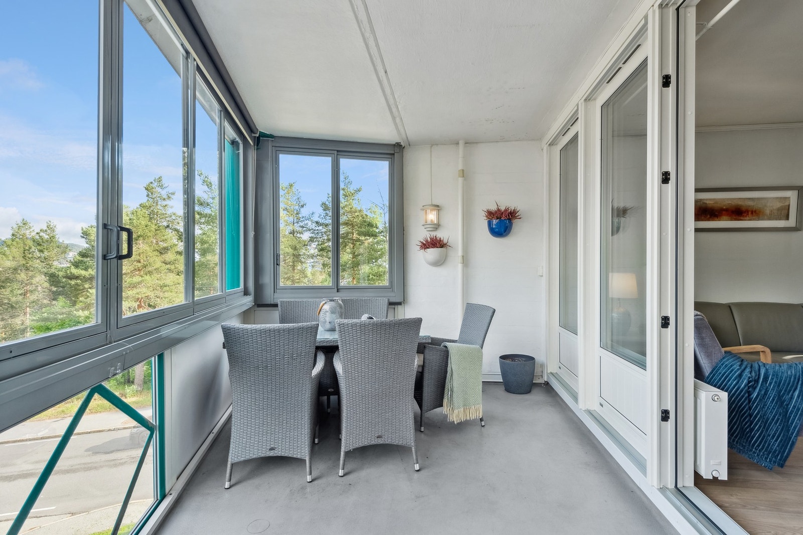 Koselig innglasset balkong med ettermiddag og kveldssol Galleribilde