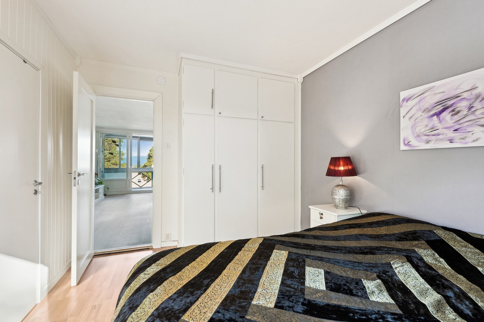 Soverommet har integrert garderobeskap Galleribilde