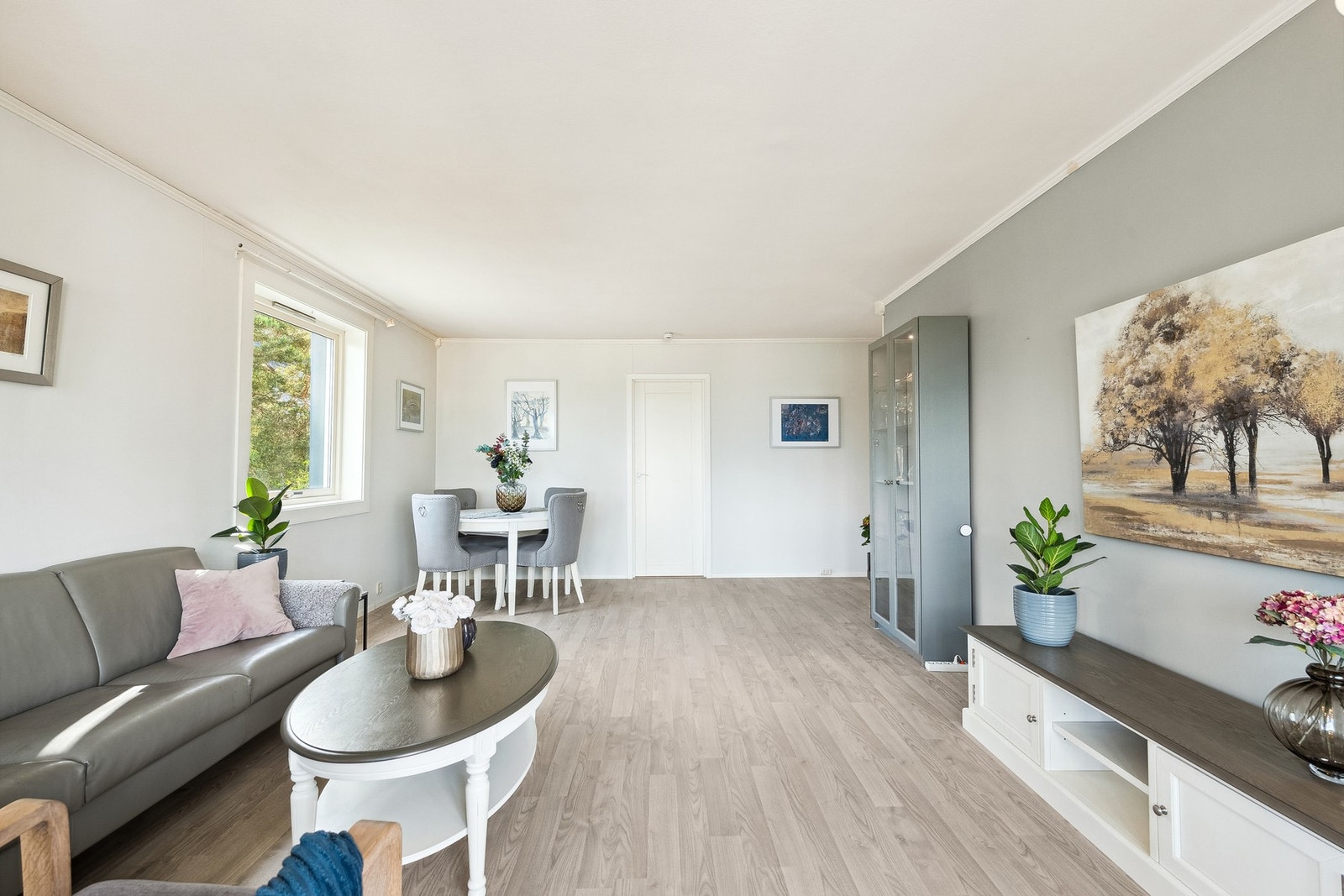 Det er god plass til både spisebord og sofa i stuen Galleribilde