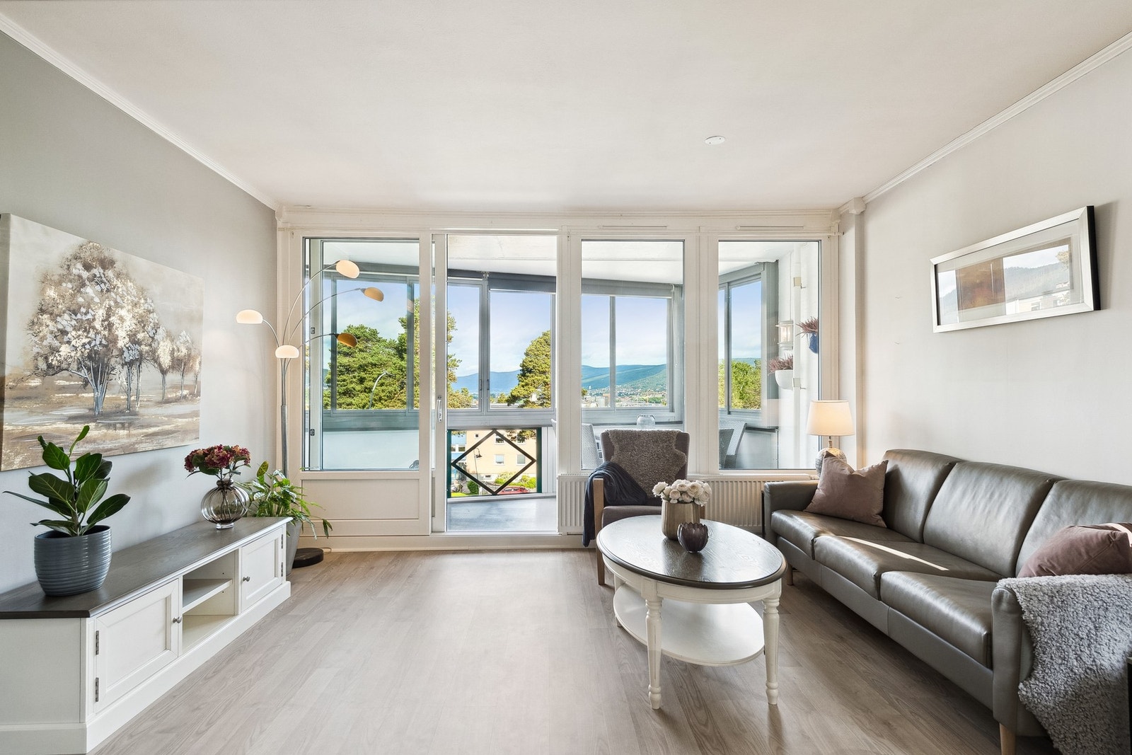 Fra stuen er det direkte utgang til en solrik innglasset balkong med flott utsikt Galleribilde