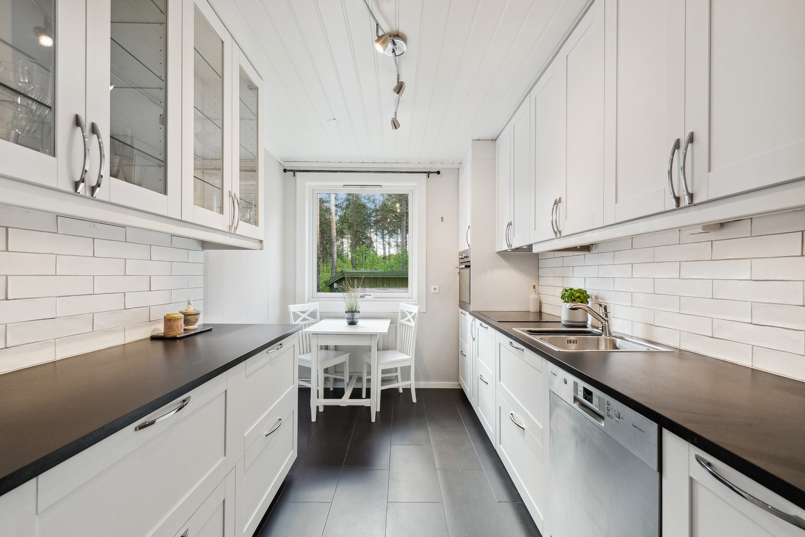 Stilrent kjøkken fra 2016 med profilerte fronter, flislagt gulv og integrerte hvitevarer Galleribilde