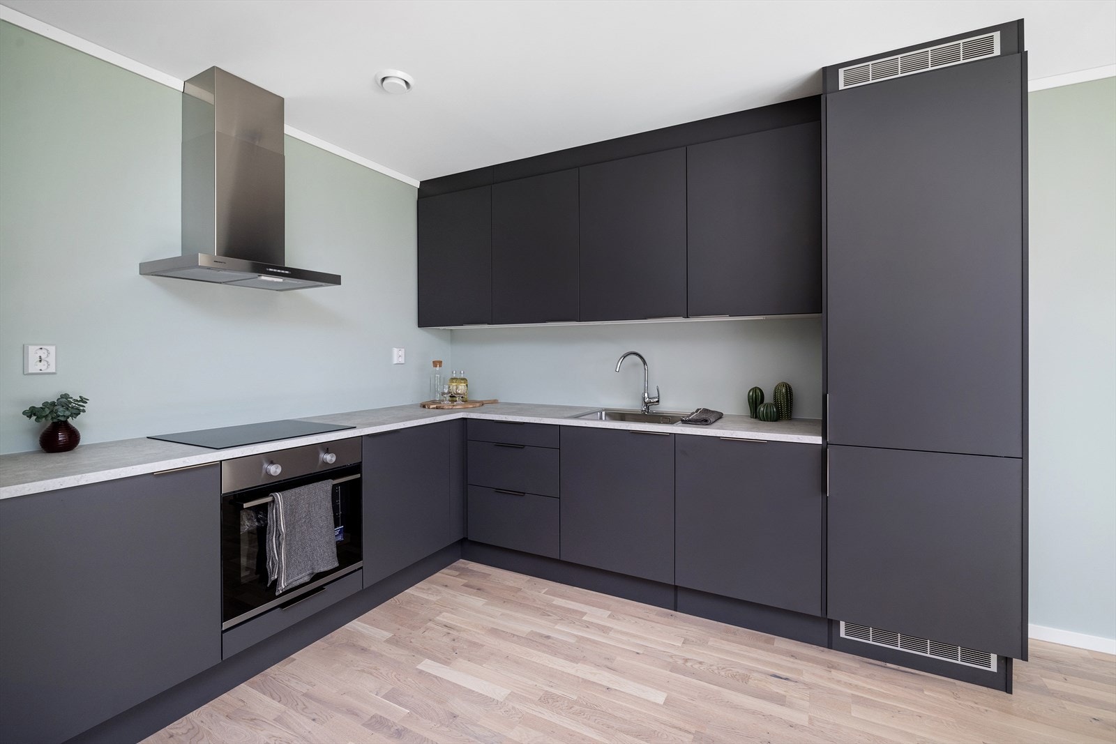 Kjøkkenet har godt med benkplass Galleribilde