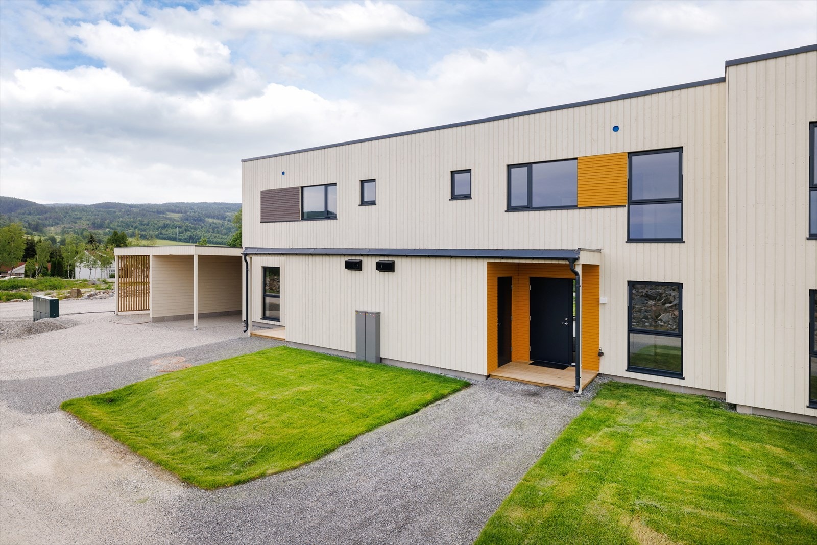 Overbygget inngangsparti med utvendig sportsbod Galleribilde