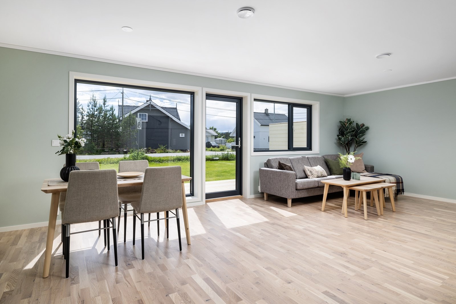 Lys og trivelig stue med utgang til terrasse med hage Galleribilde