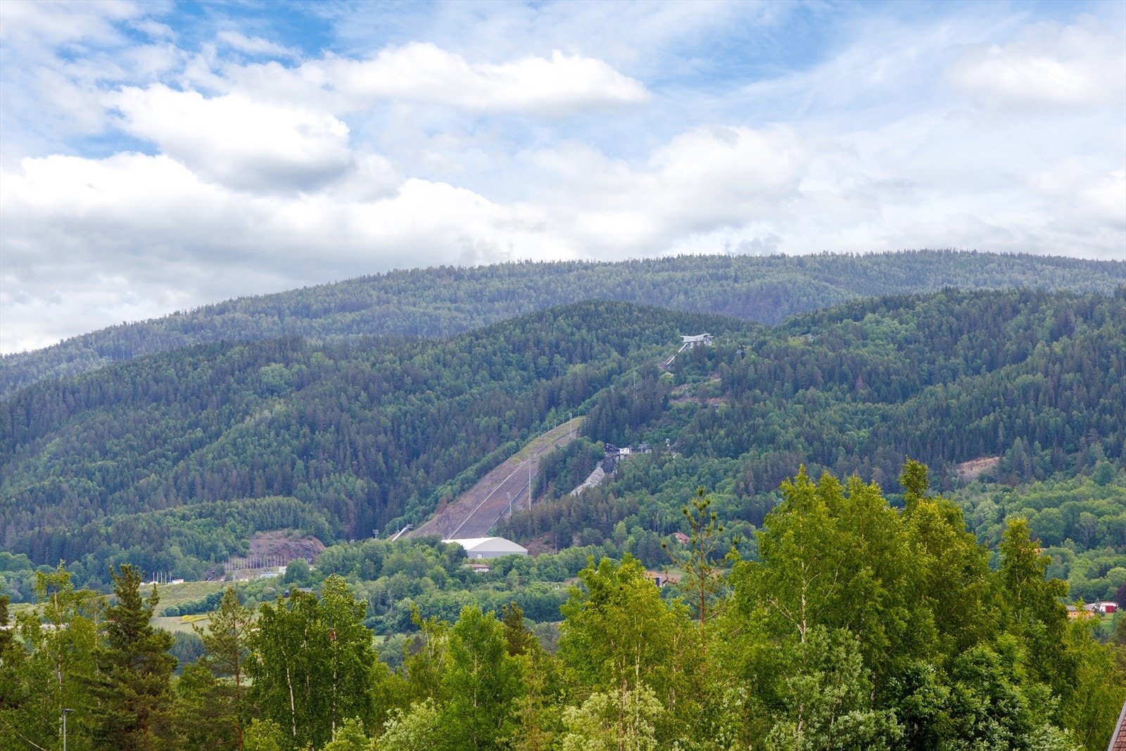 Boligene ligger sentralt på Skredsvikmoen med blant annet utsikt til Vikersundbakken Galleribilde