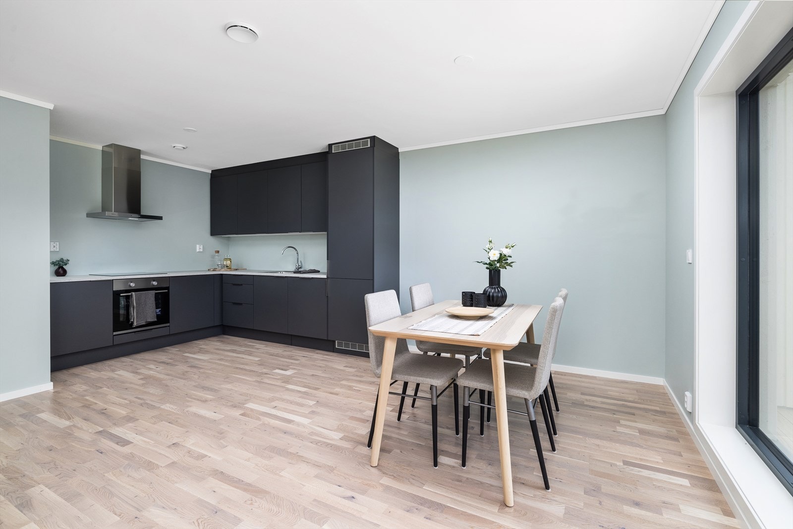 Sigdal kjøkkeninnredning med integrerte hvitevarer Galleribilde