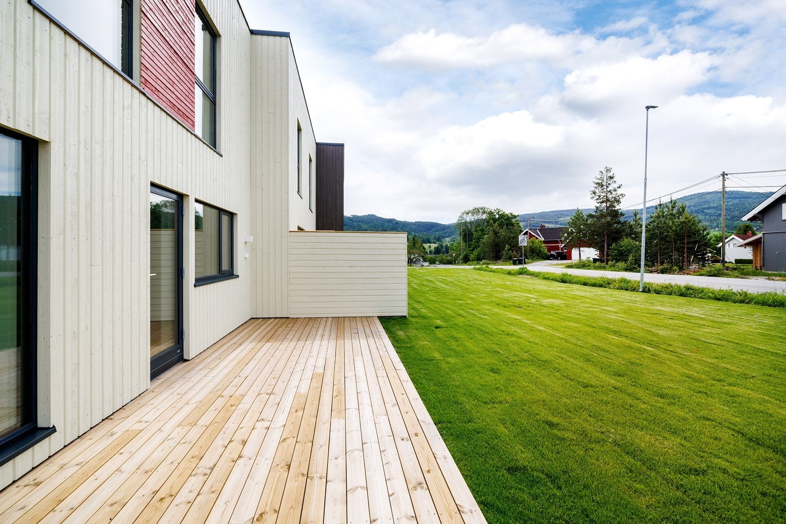 Romslige terrasseplattinger og hage opparbeidet med ferdigplen Galleribilde