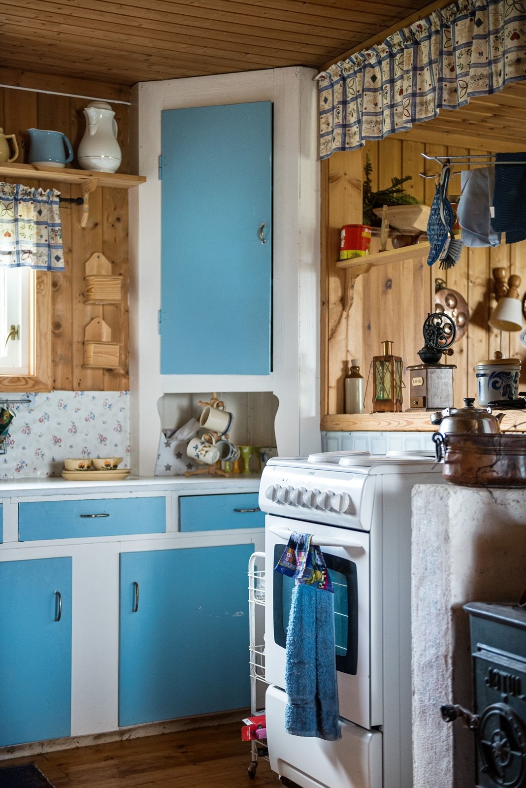 Det er innlagt strøm og på kjøkkenet er det plass til komfyr og kjøleskap. Galleribilde