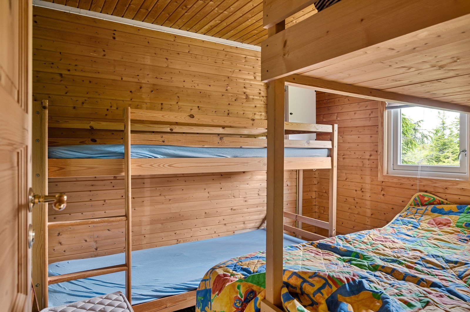 Soverom 2 er i dag innredet med en familiekøye med 3 sengeplasser i tillegg til en vanlig køyeseng. Galleribilde