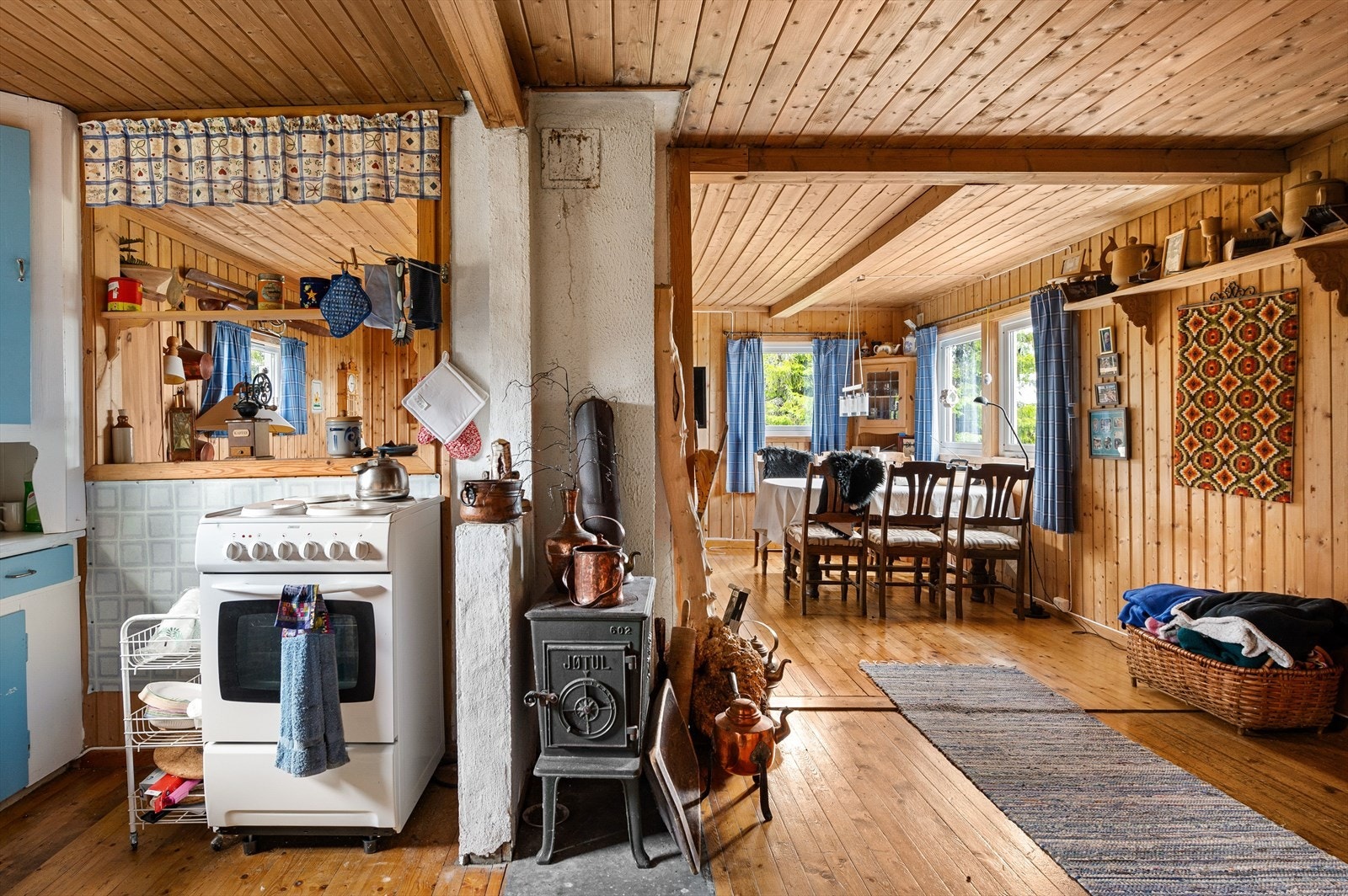 Kjøkkenet ligger i en fin delvis åpen løsning med stuen, naturlig adskilt og samtidig åpent og sosialt. Galleribilde