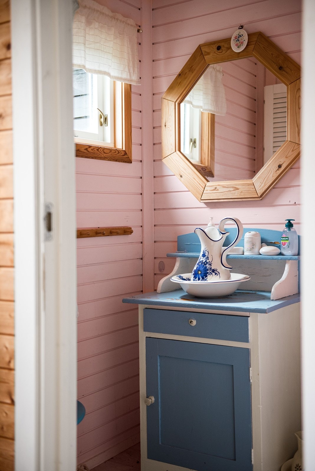 Fra entréen har du adkomst til en sjarmerende bod innredet med vaskefat. Galleribilde