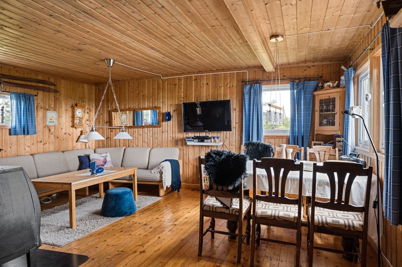 Stuen er romslig med plass til både sofagruppe og et stort spisebord. Galleribilde