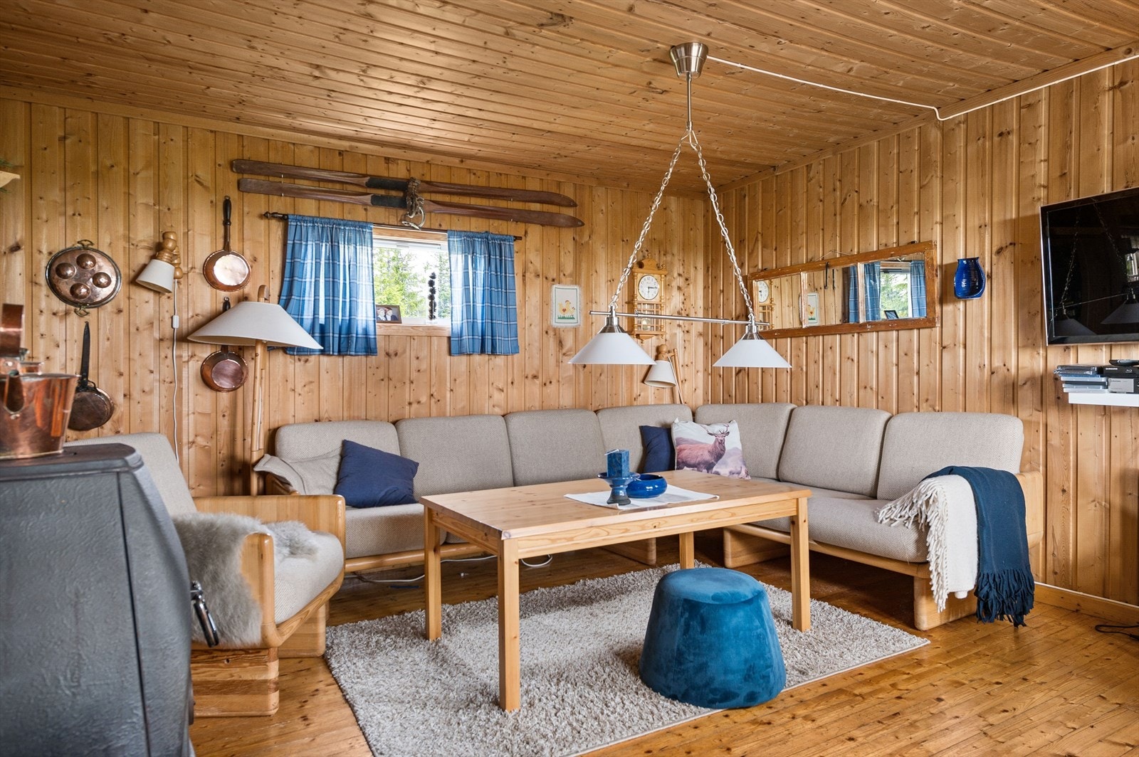 Stuen har heltre furugulv og overflater med panel. Galleribilde