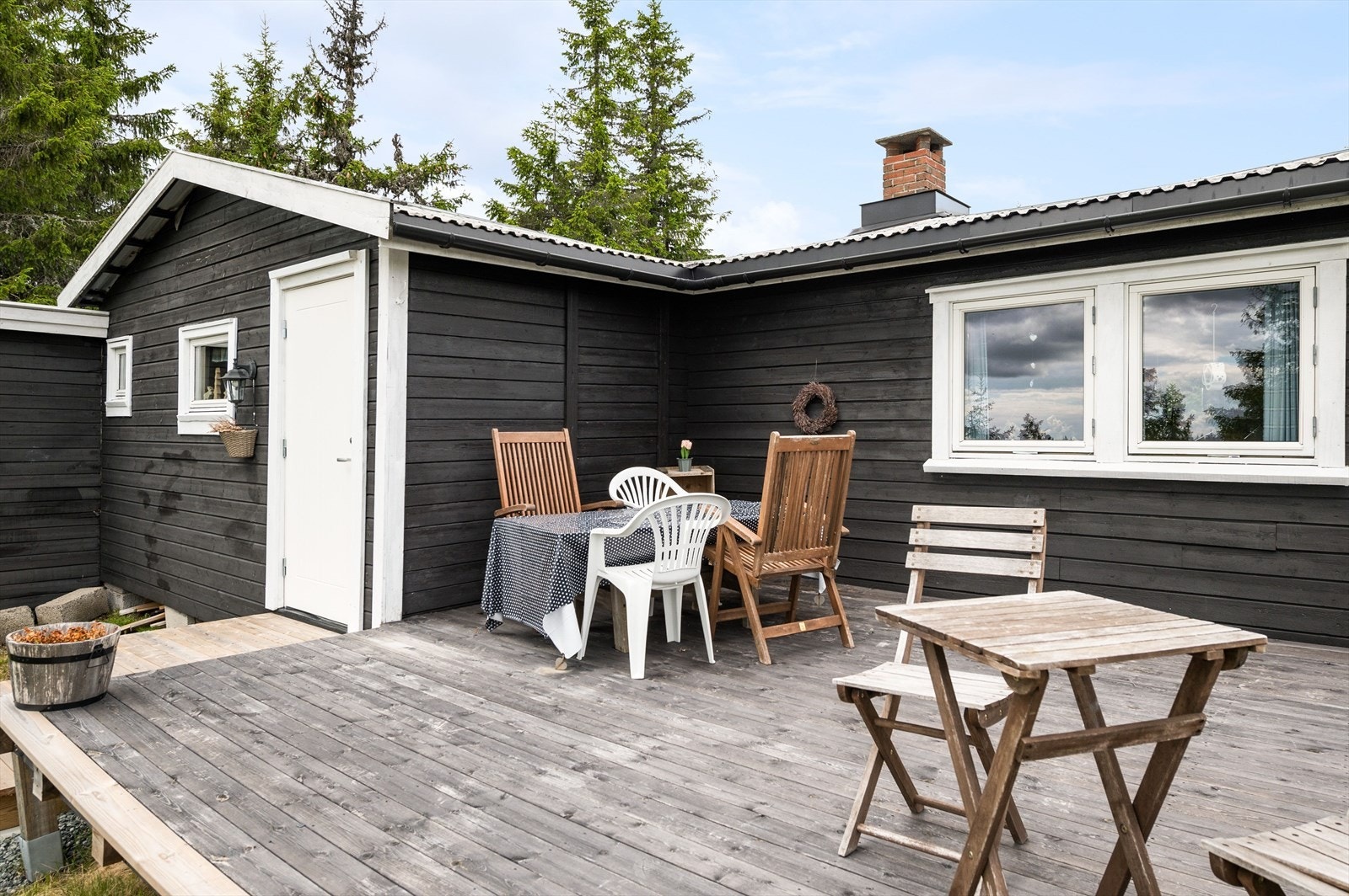 Terrassen har impregnerte terrassebord på gulv og god plass til sittegrupper etter eget ønske og behov. Beliggenheten mot syd sørger for gode solforhold. Galleribilde