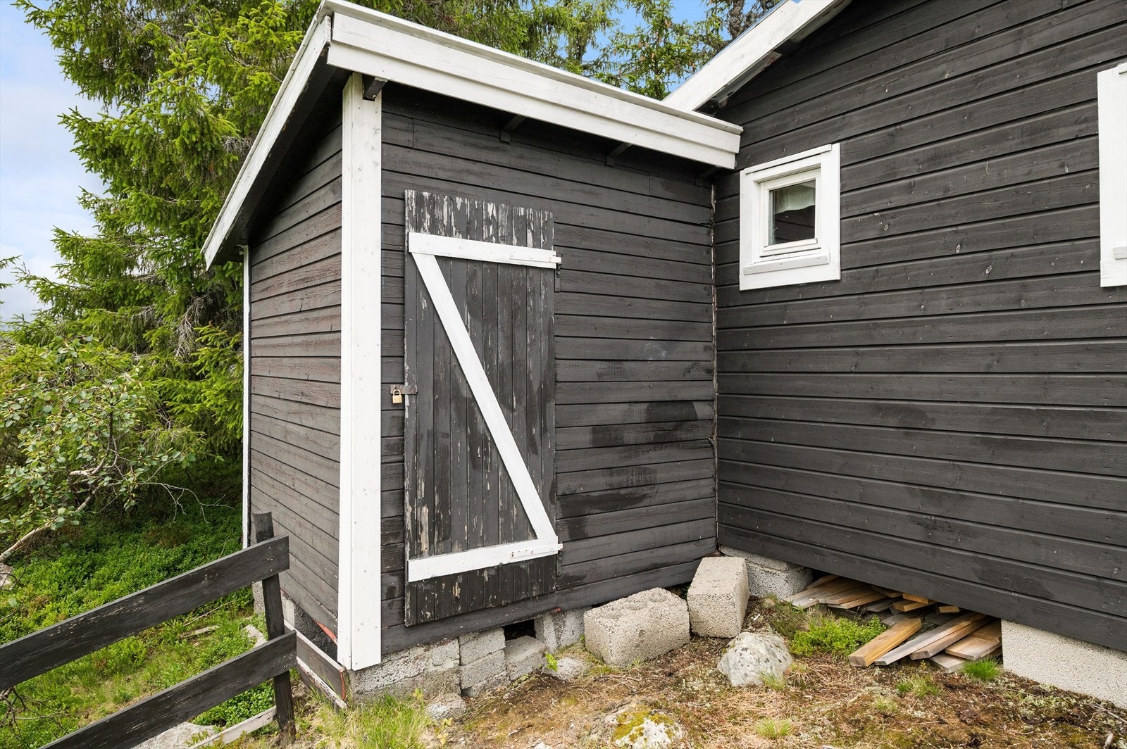 Ved inngangspartiet er det adkomst til en utvendig bod på ca. 7m². Galleribilde