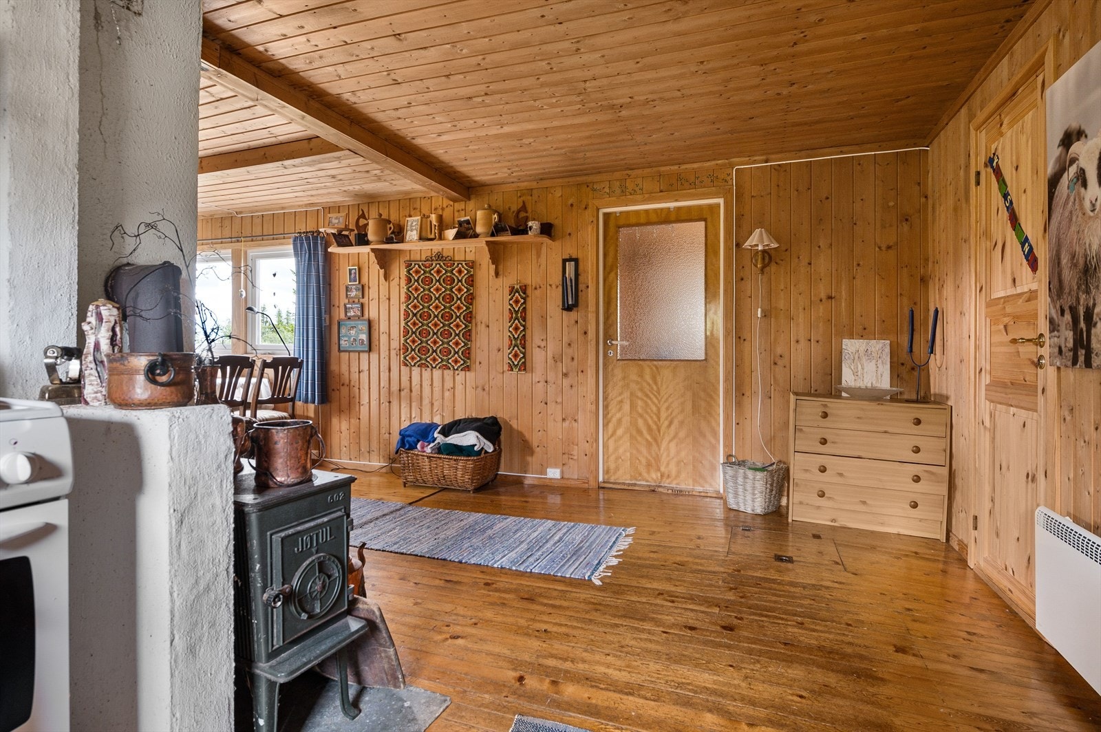 I tilknytning til kjøkkenet er det en koselig eldre vedovn. Galleribilde