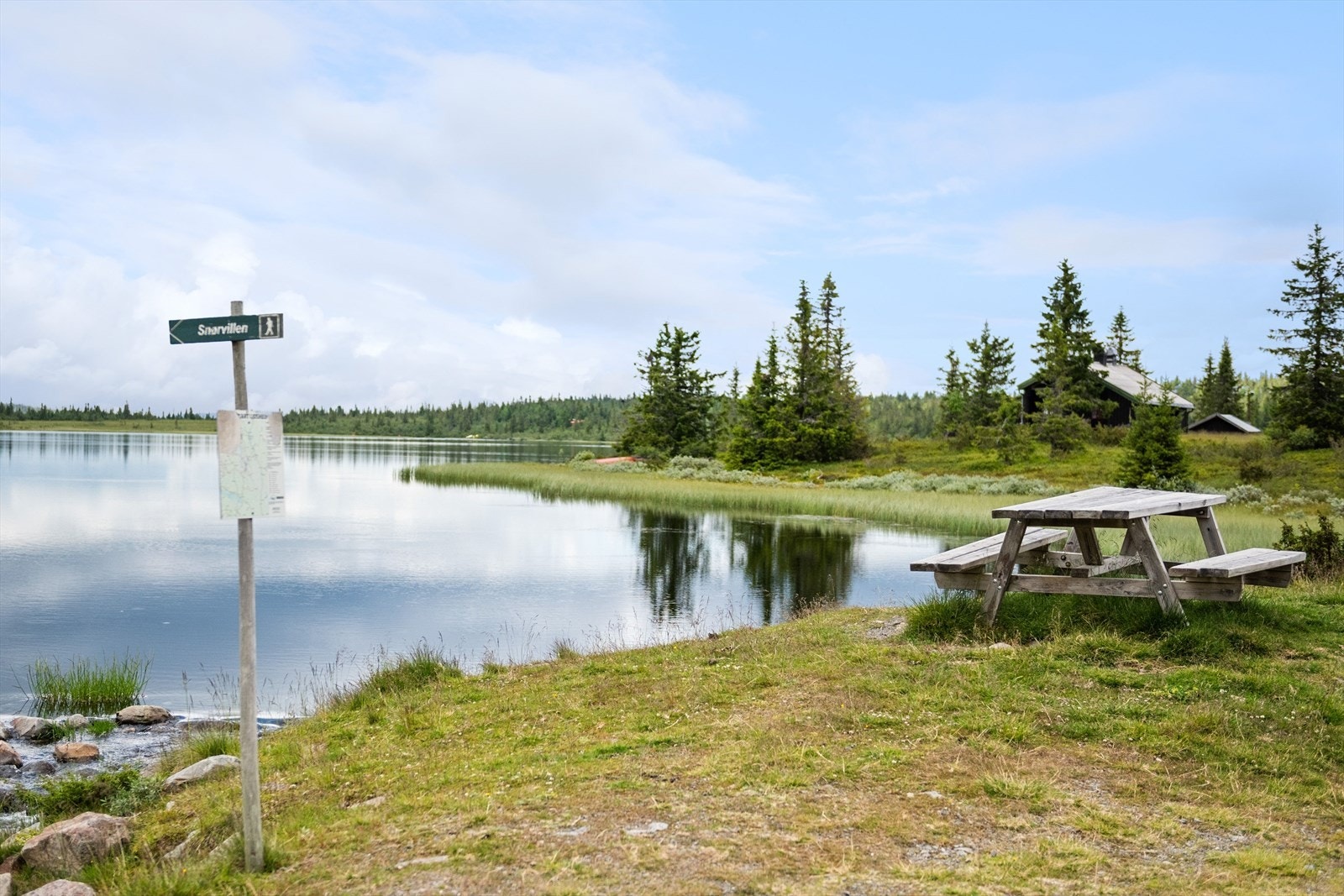 På sommeren har du flott turterreng og det er flere oppmerkede stier, bla. til Snørvillen som er den høyeste fjelltoppen i området. Det er også gode fiskemuligheter i flere fjellvatn i området, samt i elva Åsta. Galleribilde