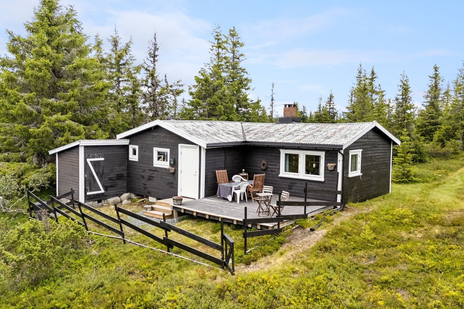 En koselig eldre hytte fra 1960 med solrik sydvendt terrasse på 20m². Galleribilde