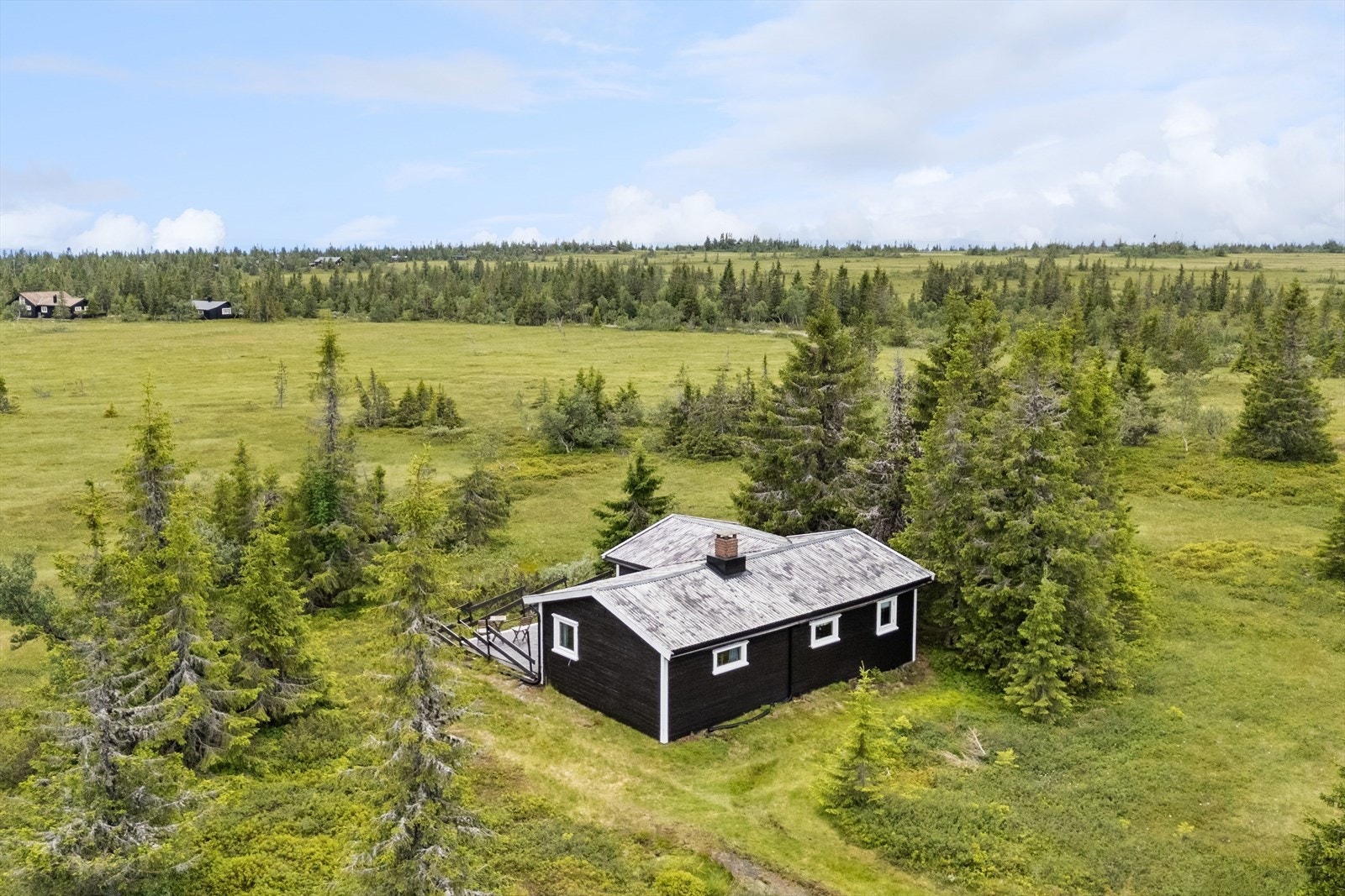 Landskapet i Ljøsheim-området er hovedsakelig fjell, skog og myr, med noen innsjøer. Vår, sommer og høst benyttes friområdene av turgåere, bærplukkere og fiskere. Den lokale butikken og kroa Hygga Fjellkro er et samlepunkt for turgåere og besøkende. Galleribilde
