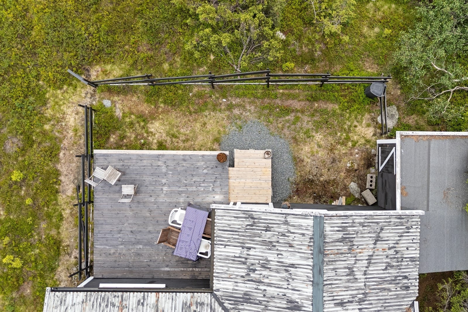 Det er i dag satt opp et gjerde utenfor terrassen. Det er ukjent om dette er godkjent av bortfester. Med skriftlig samtykke fra Pihl kan det aksepteres en mindre innhegning som framstår som en del av bygningsmassen. Galleribilde