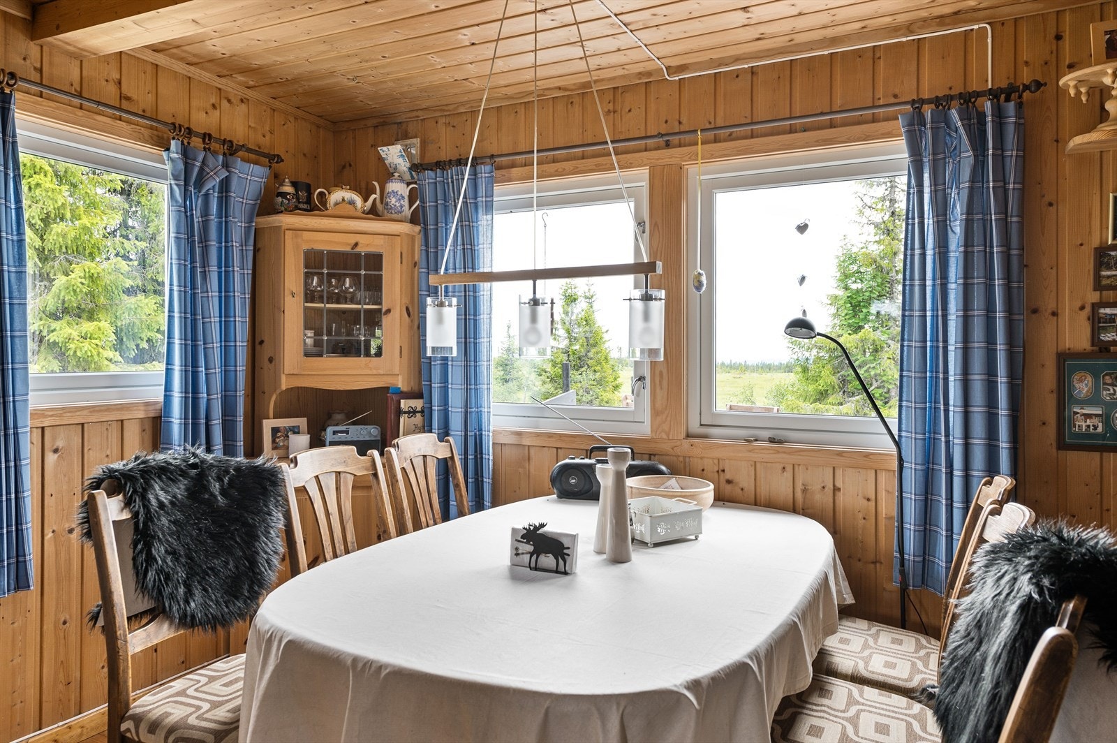 Stuen har vindusflater mot tre ulike himmelretninger som sørger for et fint lysinnslipp. Galleribilde