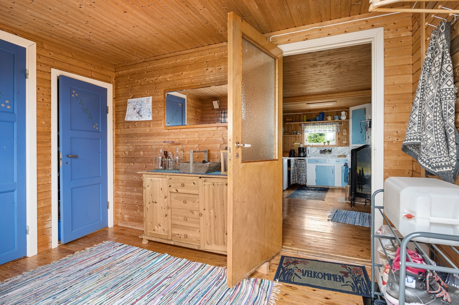 Du ønskes velkommen inn i en romslig entré med plass til sko og oppheng av yttertøy. Galleribilde