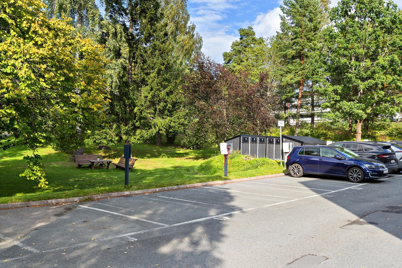 God parkeringsdekning i borettslaget - også plasser med ladestasjoner Galleribilde