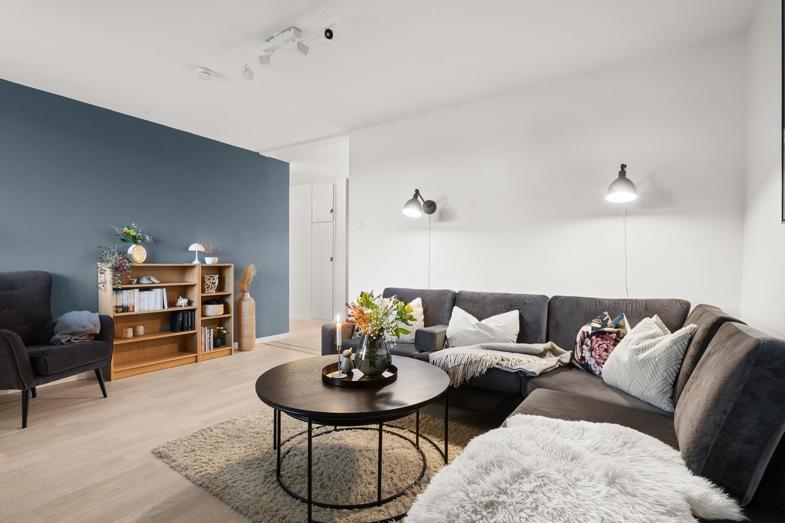 Luftig planløsning som gir rom for flere sittegrupper og soner Galleribilde