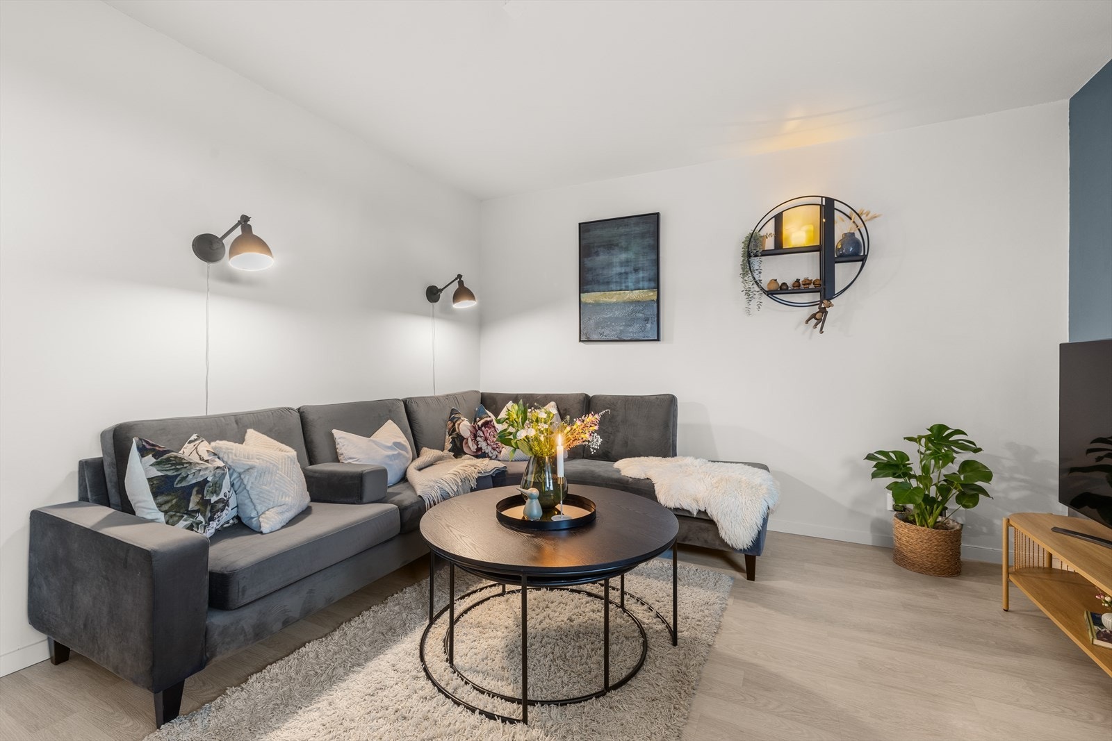 Lys stue med god plass til stor sofagruppe Galleribilde