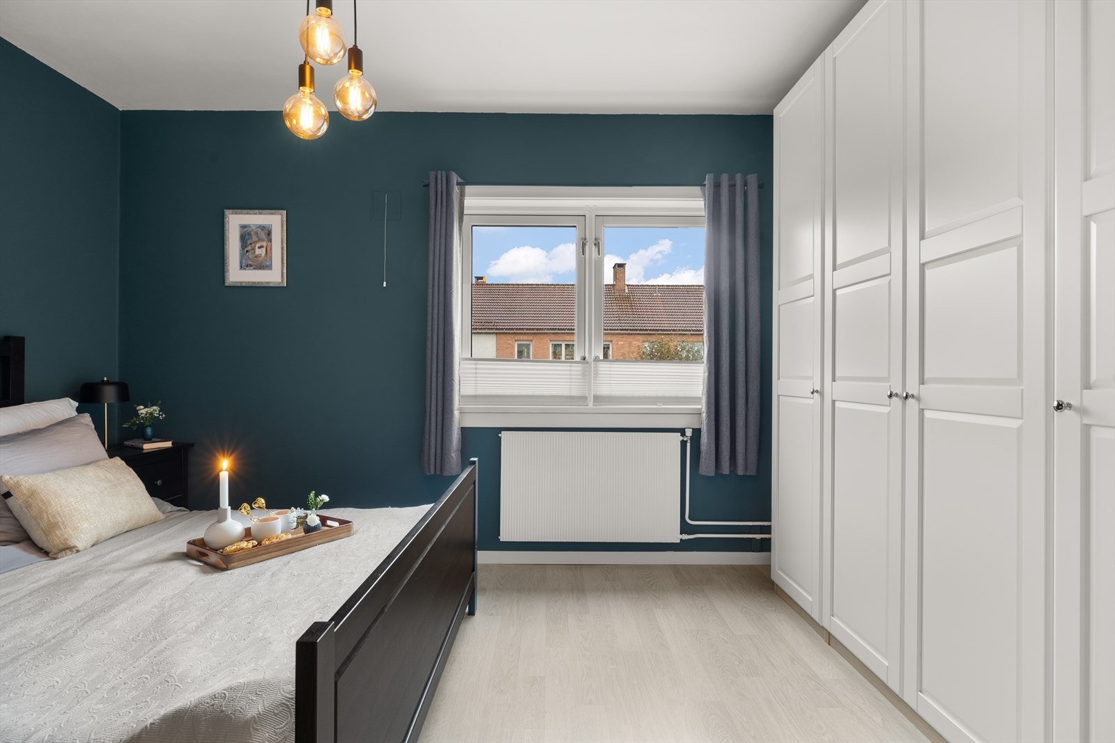 Innbydende og romslig soverom med mye skapplass Galleribilde