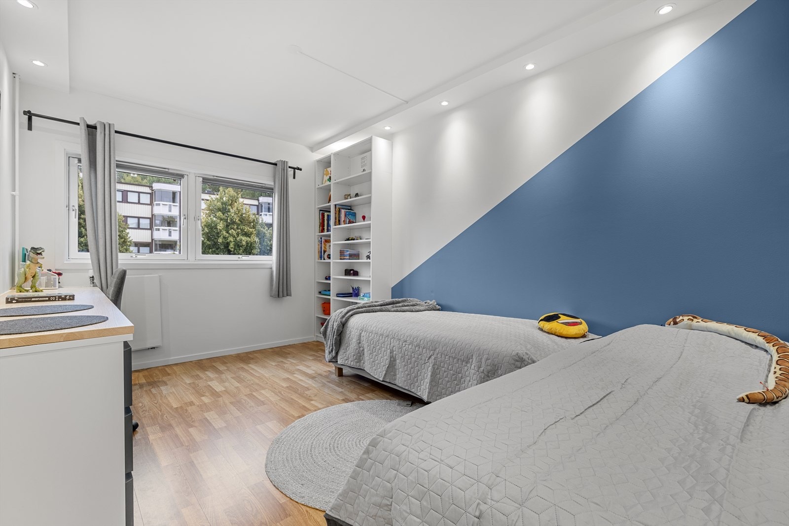 Det er god størrelse på soverom 2 med god plass til både senger og pult. Galleribilde