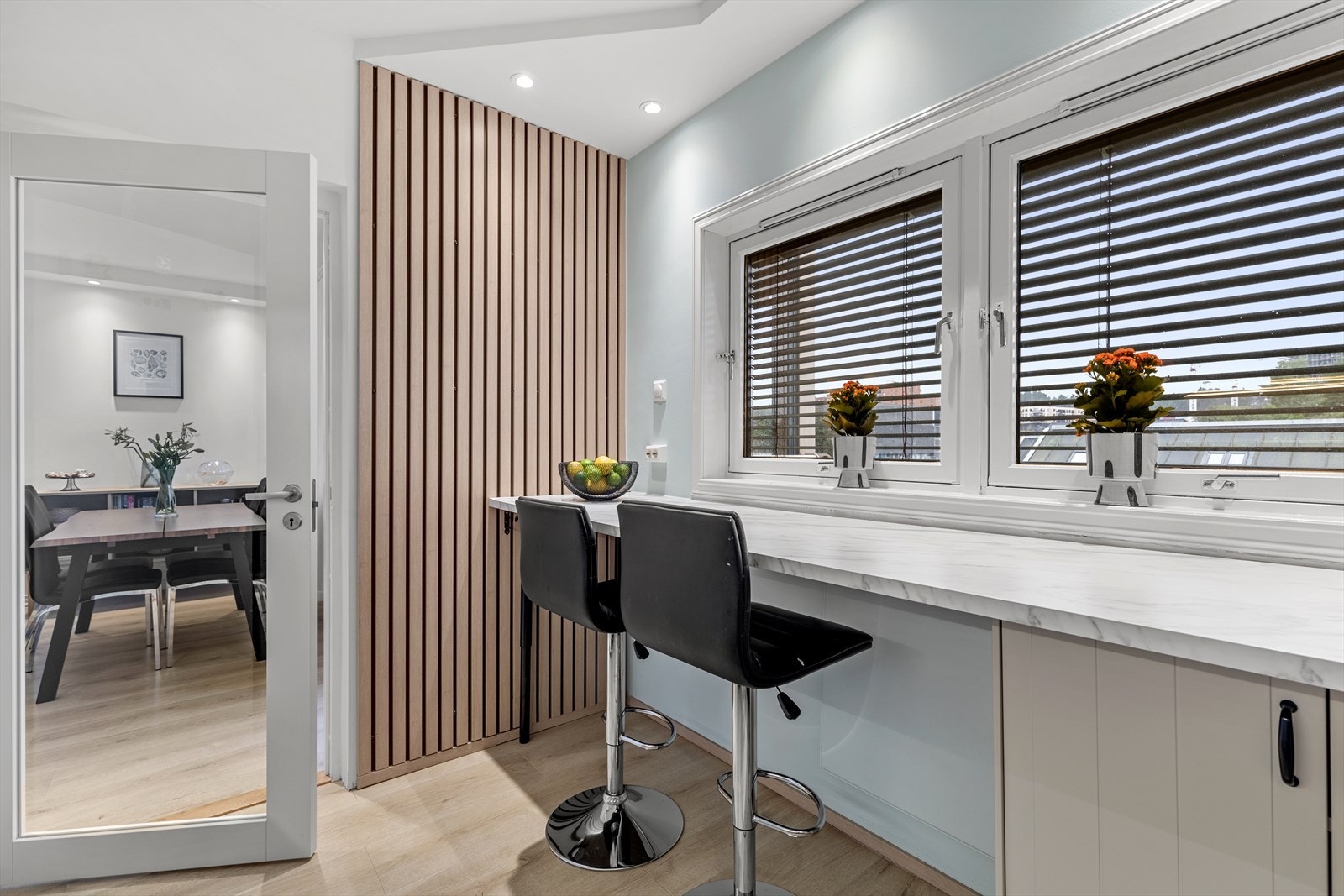 På kjøkkenet er det også plass til å sette seg ned og nyte en god frokost. Galleribilde