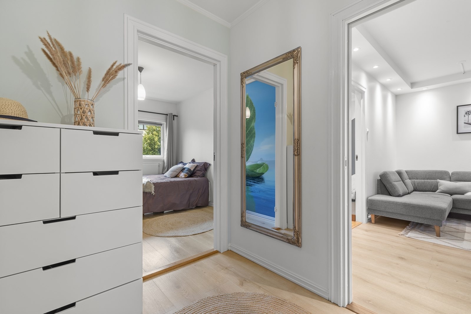 Yttertøy, sko og utstyr ryddes bort i et plassbygd garderobeskap med flotte fronter. Galleribilde