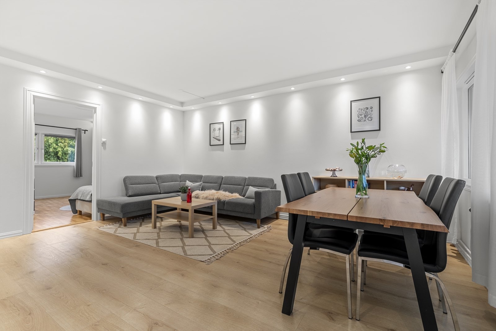 Stuen er romslig og har møblerings muligheter for innredning. Galleribilde