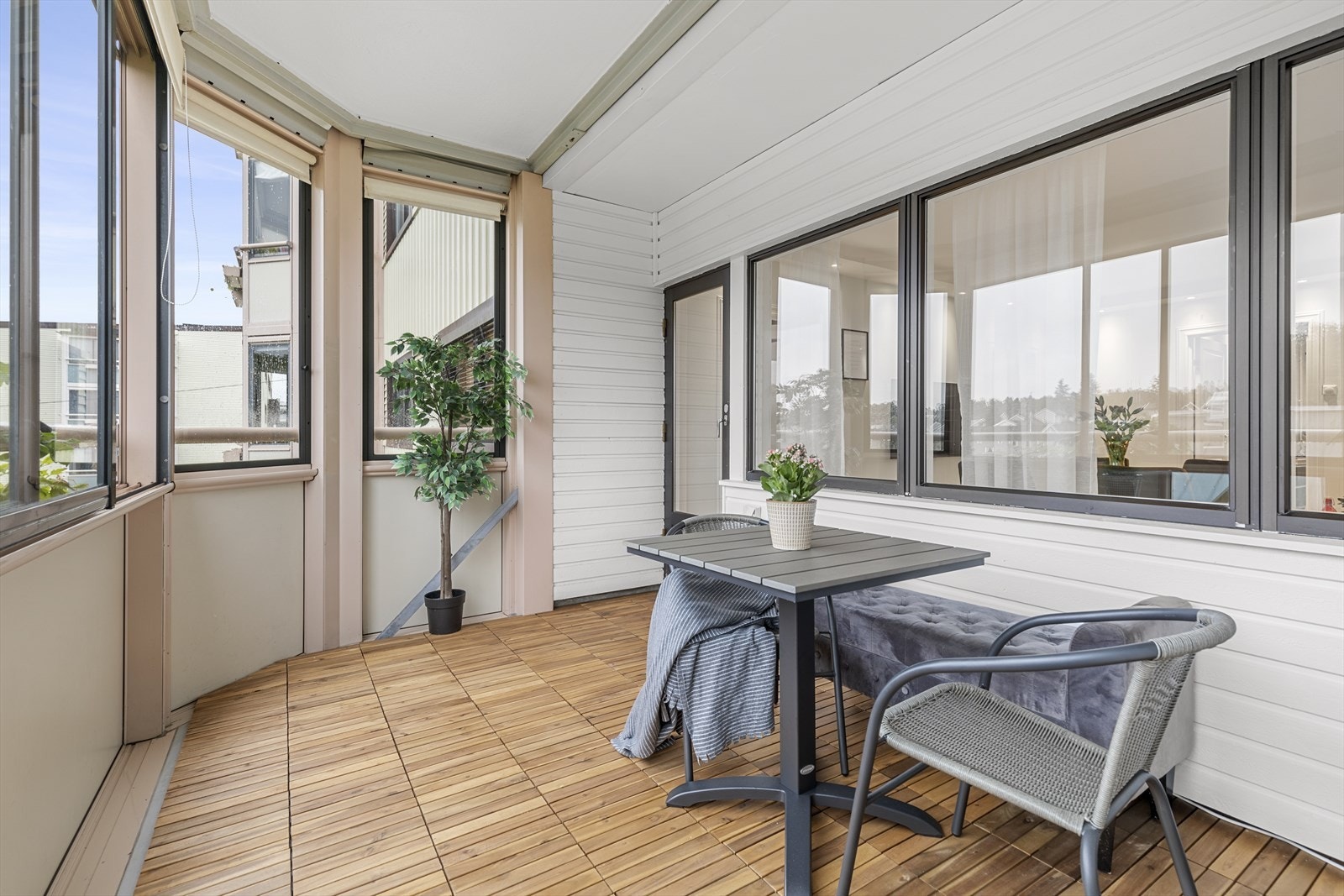 Balkongen har god plass til utemøbler og er en fin forlengelse av stuen! Galleribilde