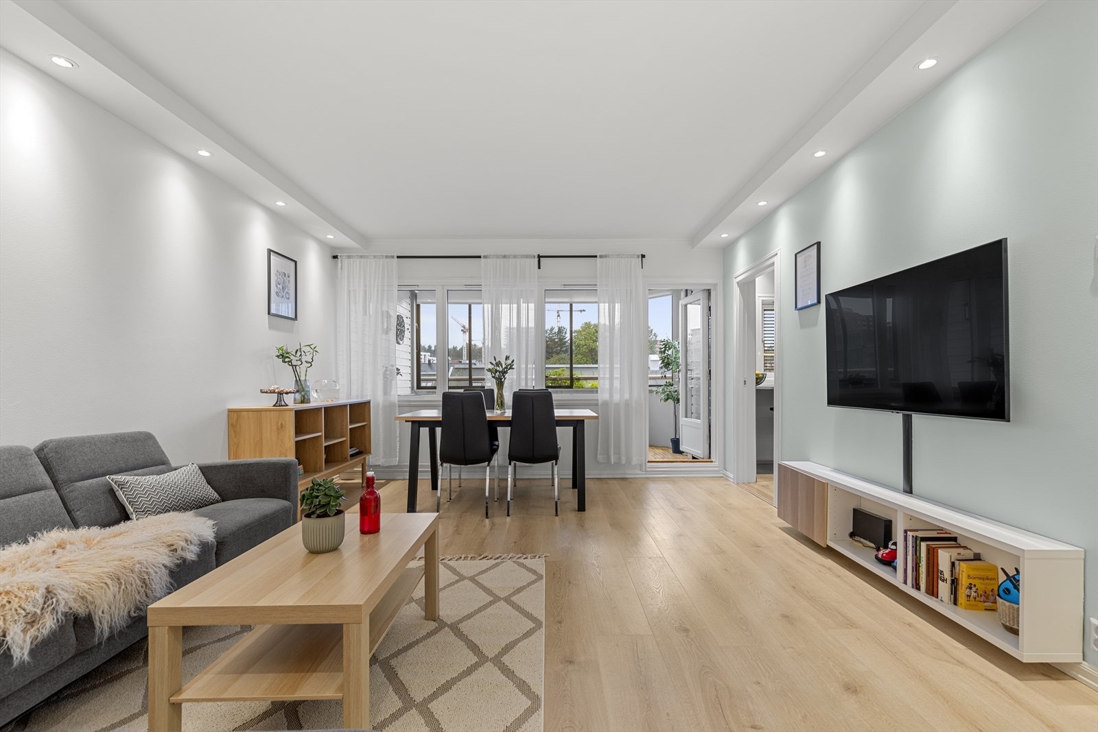 Fra stuen er det utgang til en innglasset balkong på ca. 9 kvm med fint utsyn mot velstelte fellesarealer Galleribilde