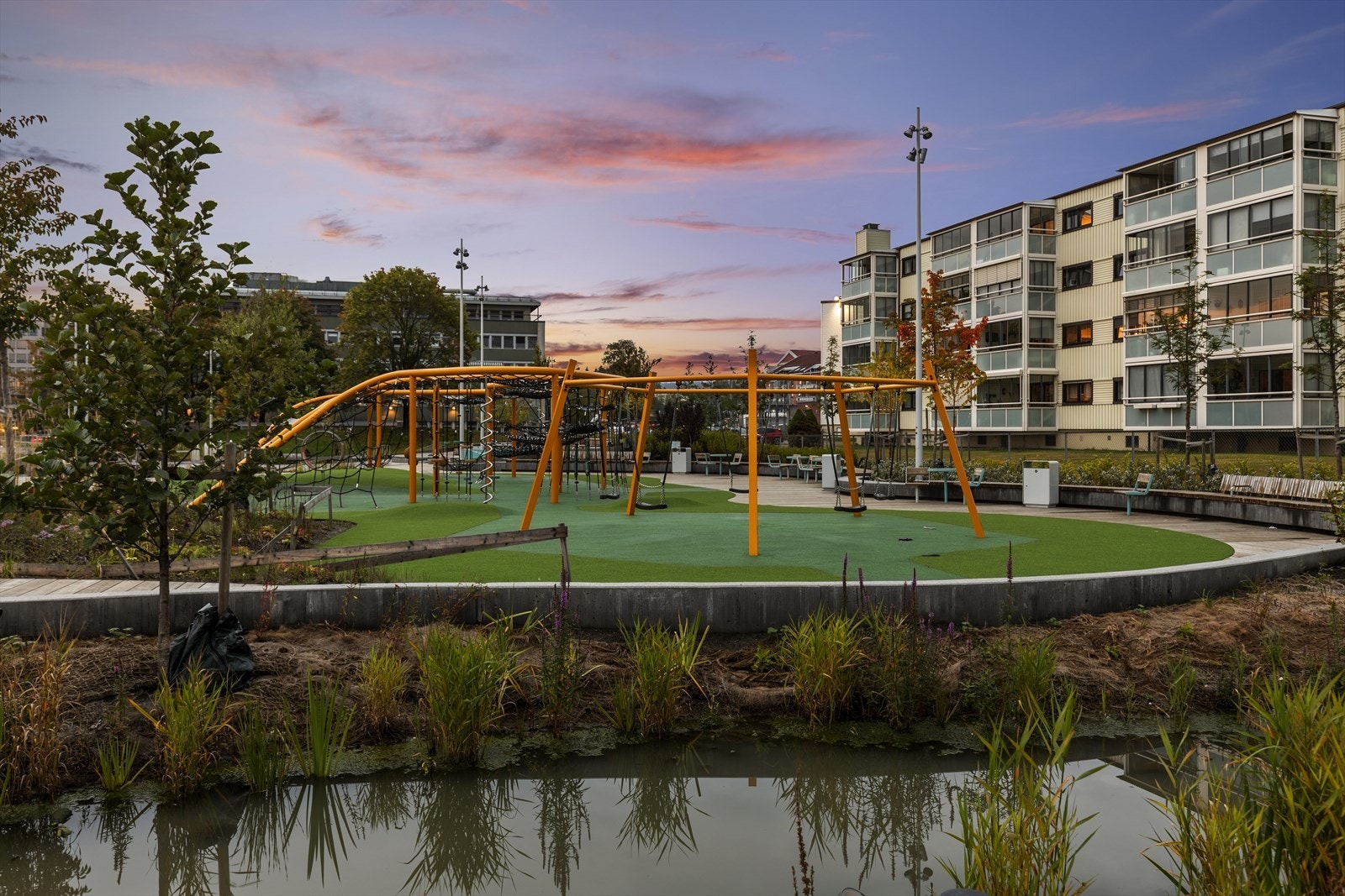 Lekeplass i nærområde. Galleribilde