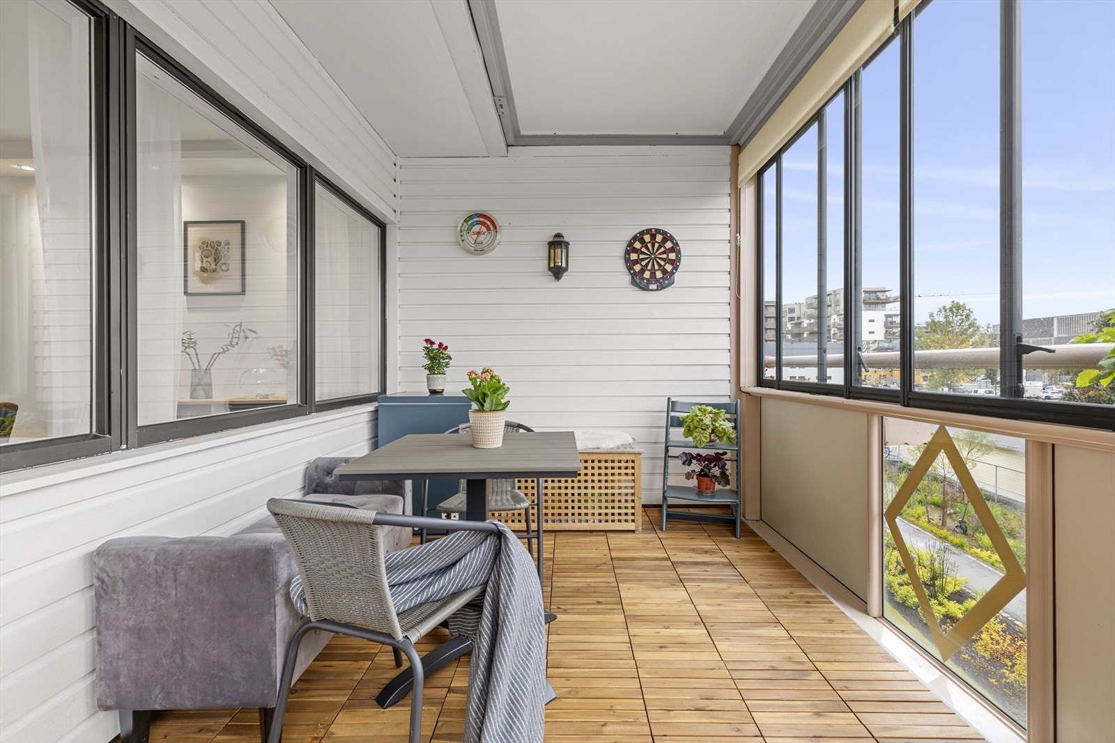 Vinduene i front kan trekkes til side for å slippe sommeren inn på varme dager. Galleribilde