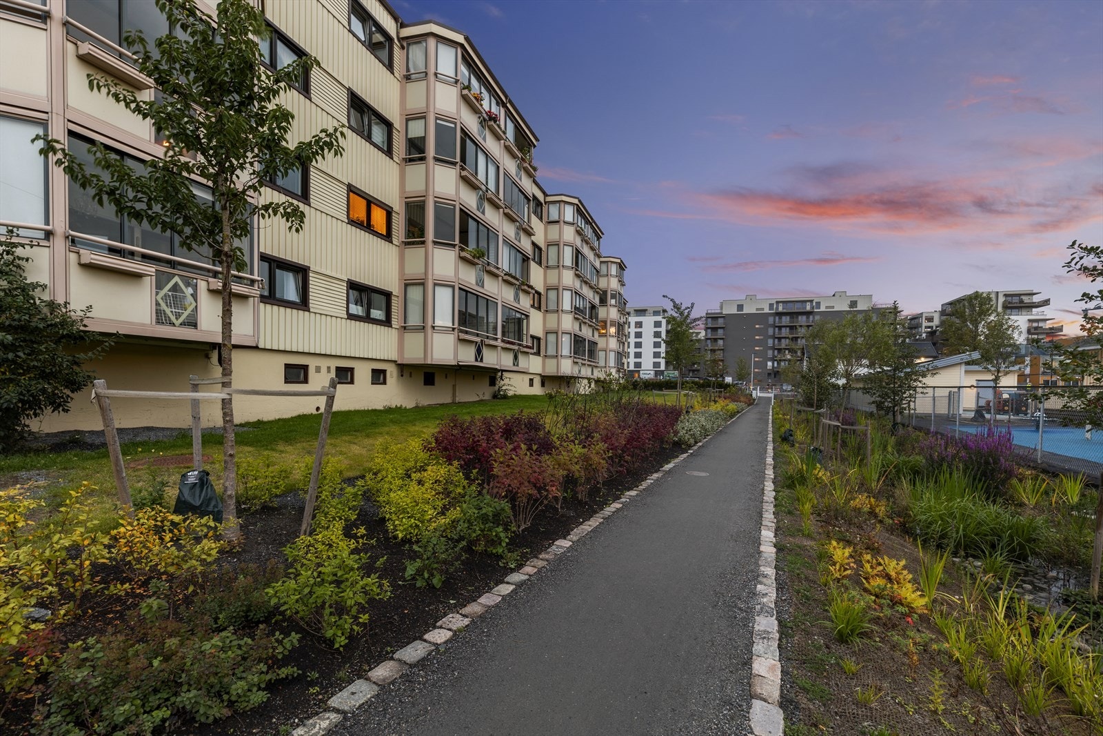 Flotte og opparbeidet områder i borettslaget. Galleribilde