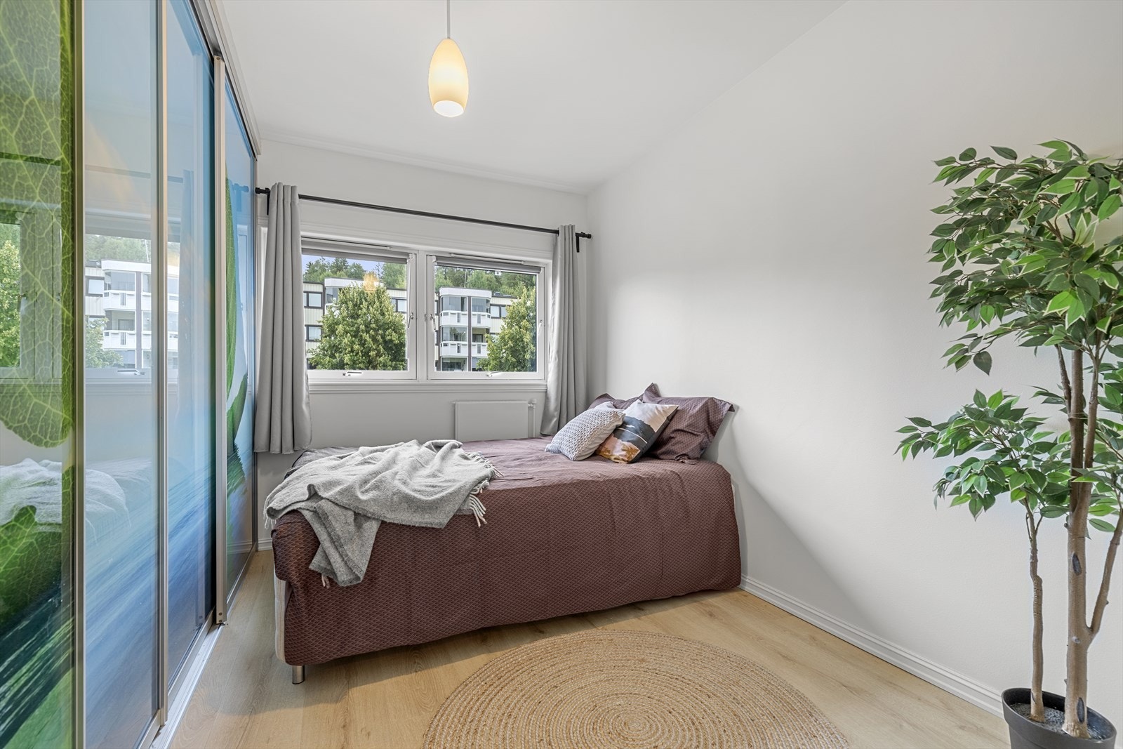 Hovedsoverommet har en stor skyvedørsgardrobe som følger med handelen. Galleribilde