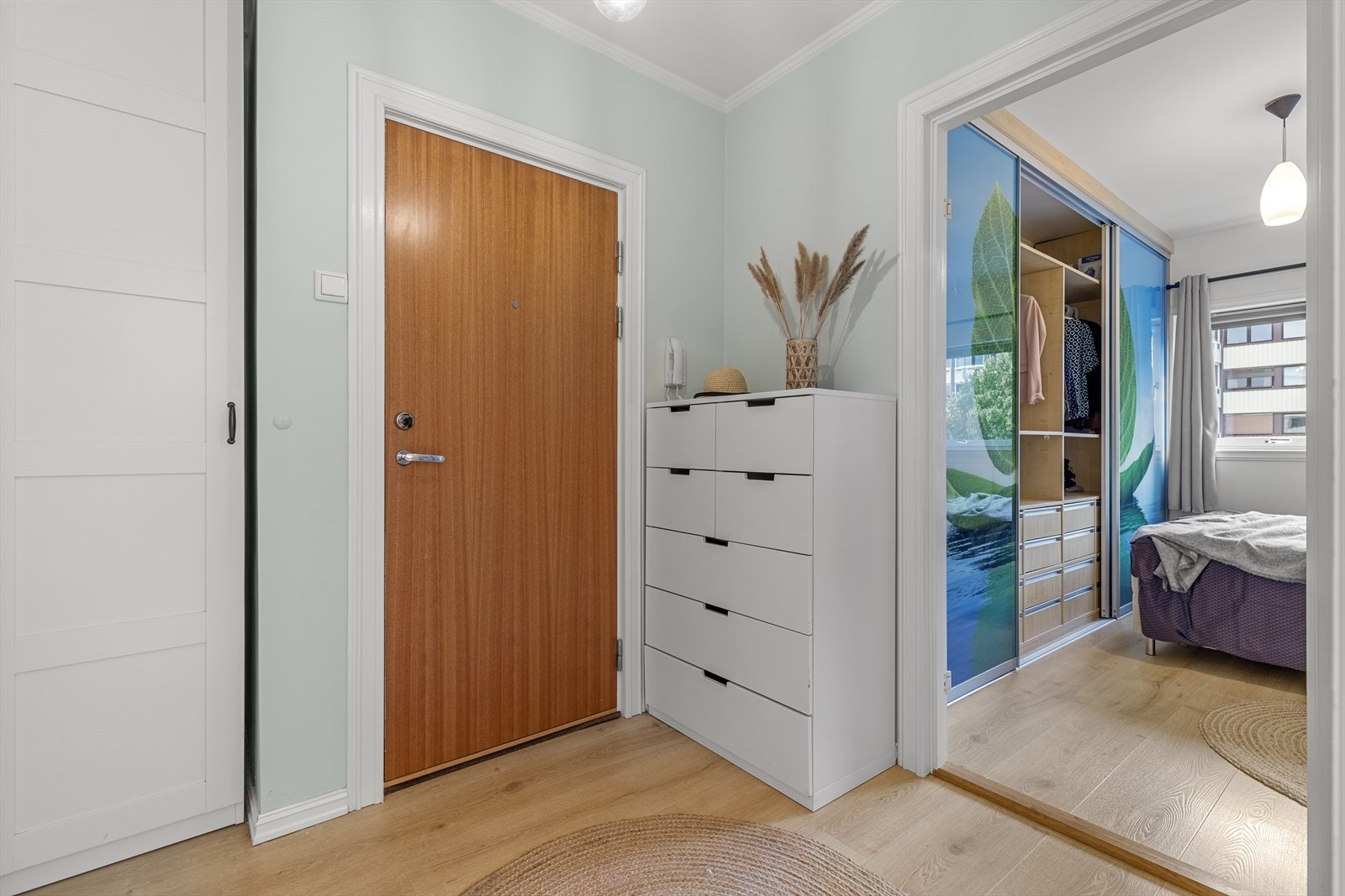 Leiligheten ligger i andre etasje, og har adkomst via felles trappeoppgang. Galleribilde