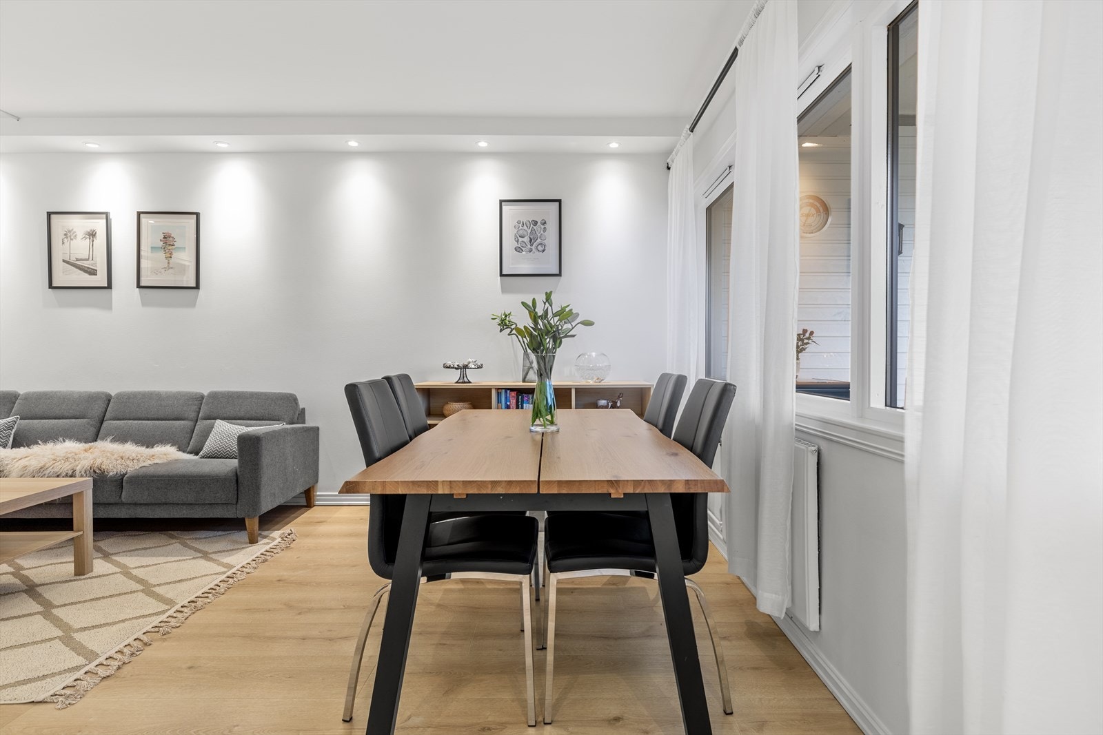 God plass til spisestue mellom kjøkkenet og stuen. Galleribilde