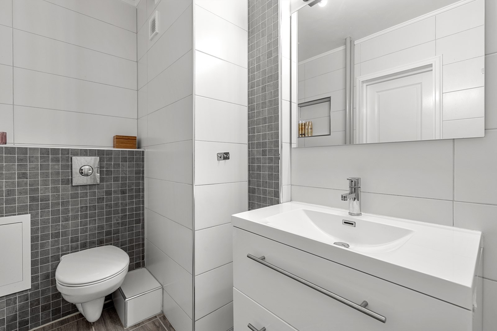 Gulv og vegger er flislagt og det er elektriske varmekabler i gulvet. Galleribilde