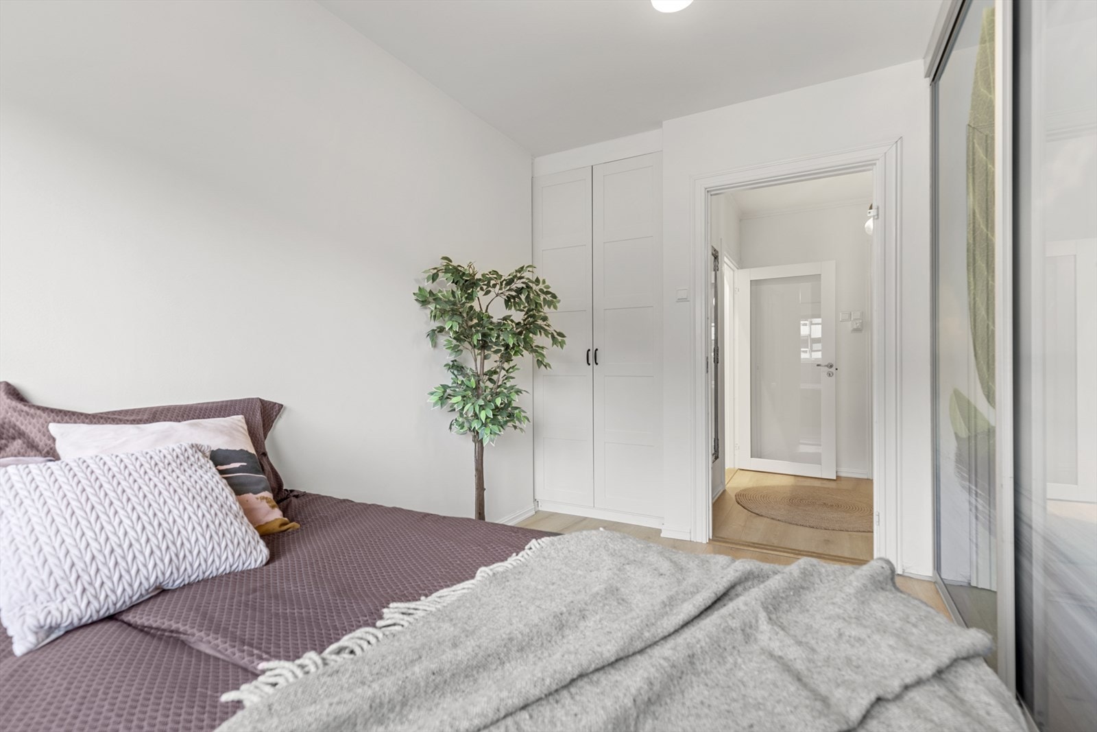 Soverommene har god størrelse med god plass til dobbeltseng med tilhørende møblement. Galleribilde