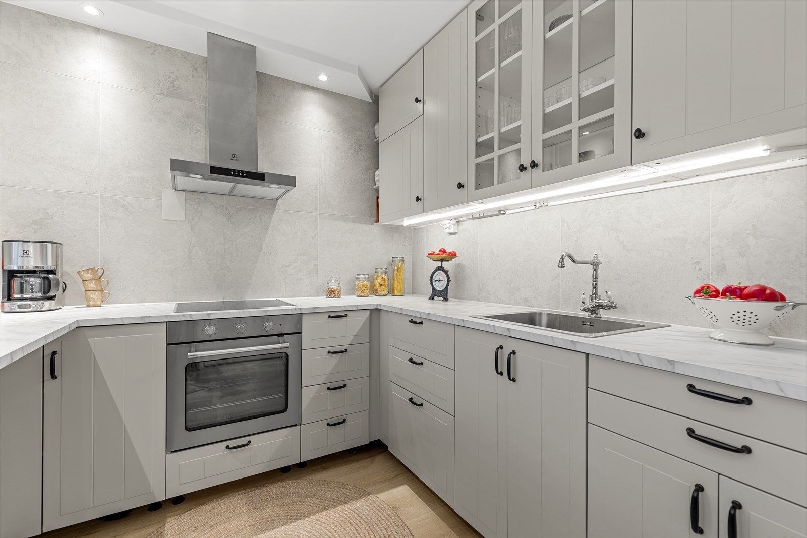 Et stilfullt og praktisk kjøkken med stor benkoverflate. Galleribilde