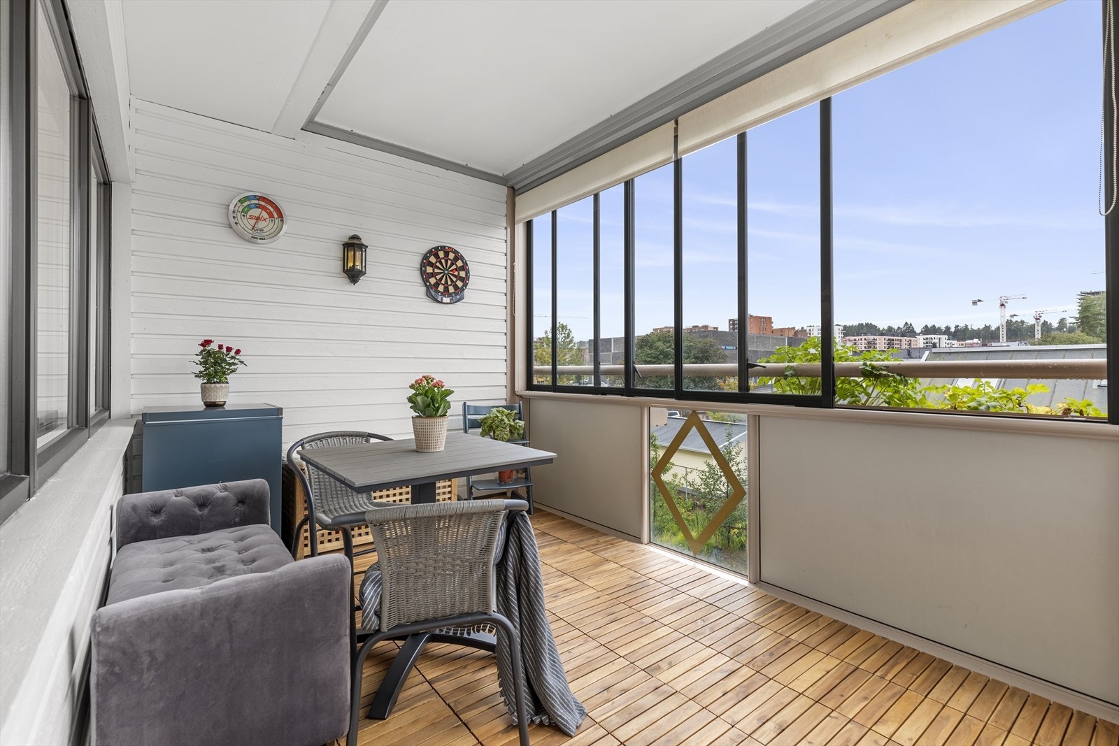 Lun og trivelig innglasset balkong på 9 kvm med adkomst fra stue. Galleribilde