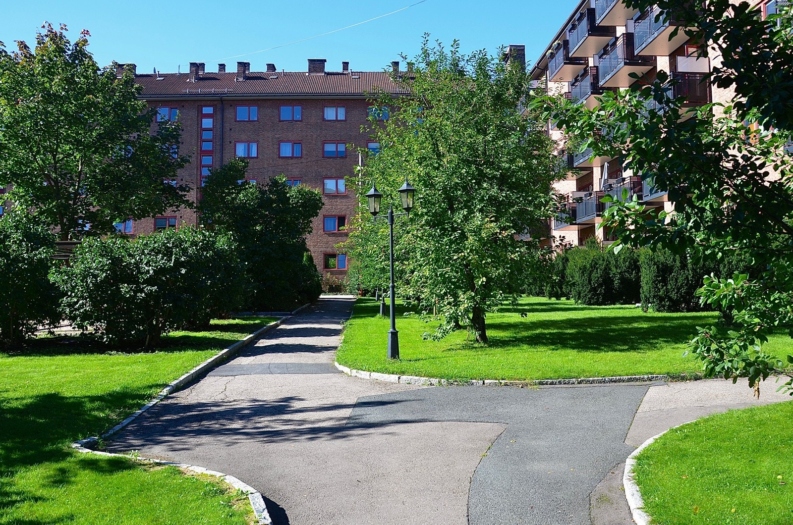 Den frodige tomten er felles for borettslaget og er usedvanlig pent opparbeidet. Friområdene har høy prioritet og borettslaget har gjennom de siste 20 årene utviklet uteområdene slik at de fremstår som et parklingende anlegg. Galleribilde
