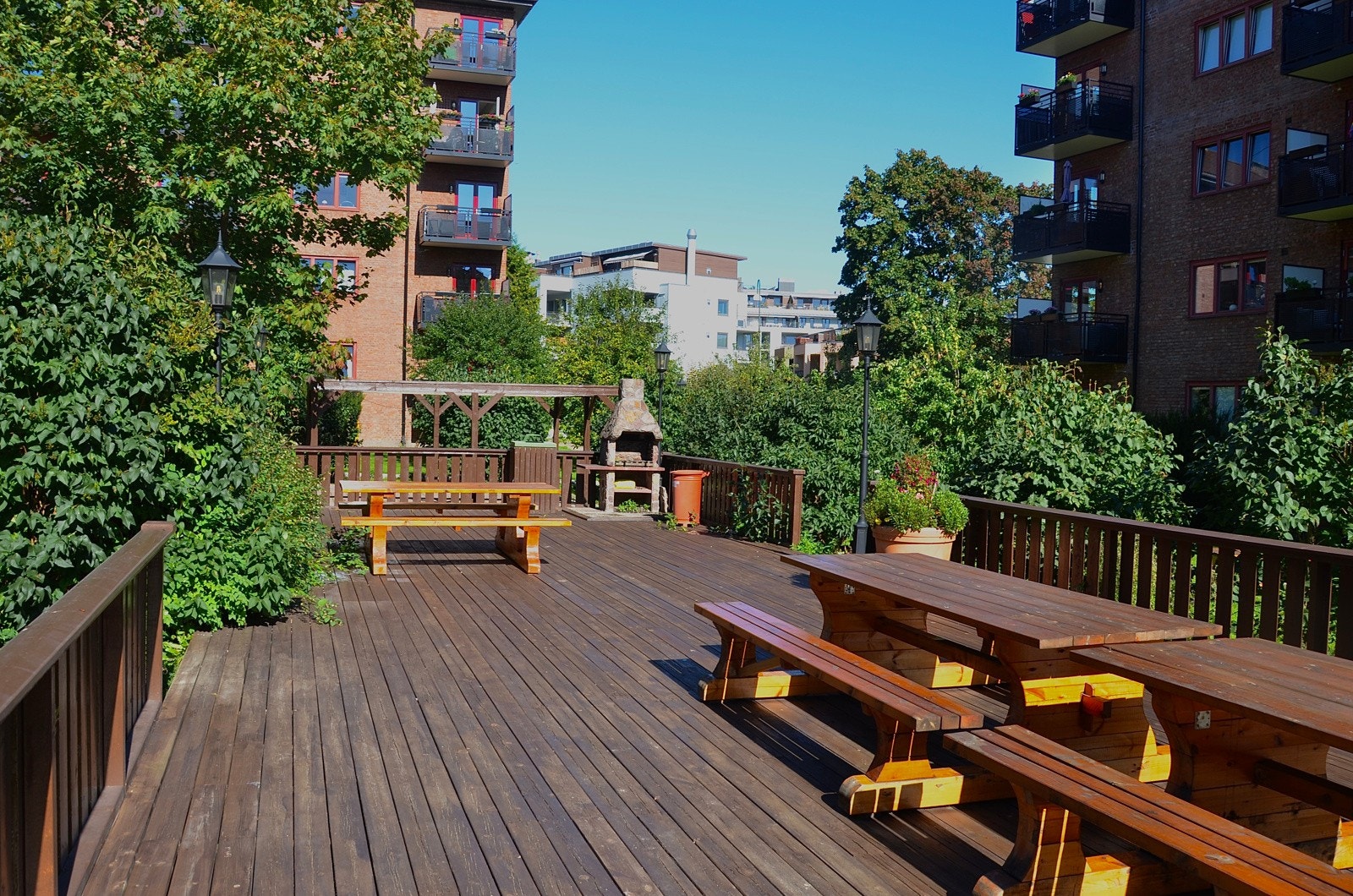 I tillegg til flere hyggelige uteplasser kan borettslaget tilby andelseierne rikelig med parkeringsplasser til leie, to gjesteleiligheter som kan leies for en rimelig sum, et velferdslokale, pingpong-rom, dekkhotell, lekeplass, sykkelrom med mer. Galleribilde